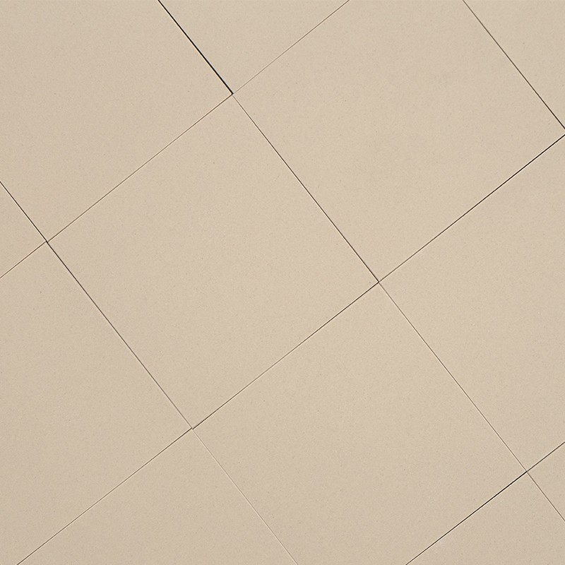 Fliese, hellbeige; quadratische Kacheln diagonal angeordnet, feine dunkle Fugen bilden regelmäßiges Raster; matte, gleichmäßige Oberfläche.