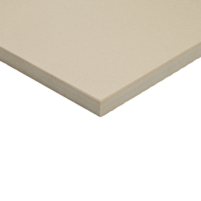 Carrelage beige rectangulaire à surface légèrement texturée, bord biseauté montrant épaisseur et couches, présenté isolé sur fond blanc.