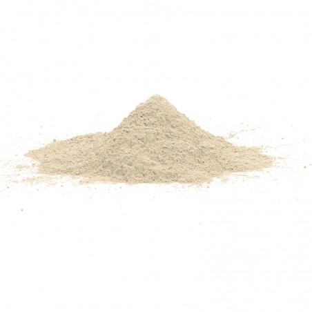 Um pequeno monte de pó bege repousa sobre uma superfície lisa e branca, espalhado uniformemente em torno de sua base.