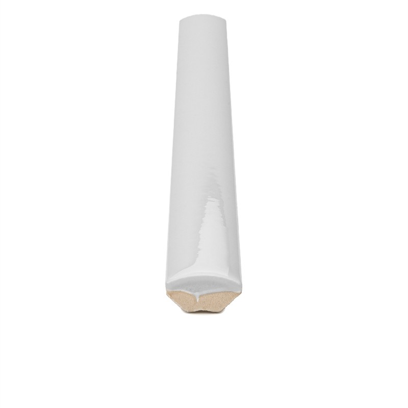 Weiße, glänzende, abgerundete Fliesenleiste (Bullnose), länglich, Endansicht zeigt beige Trägerkorpus; freigestellt vor hellem Hintergrund.