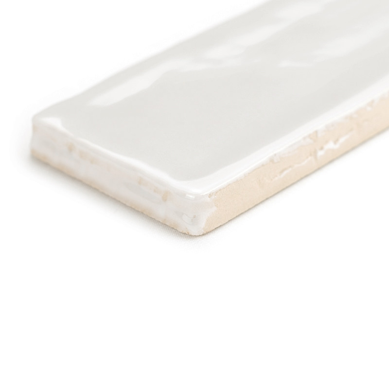 Dargestellt ist eine rechteckige Keramikfliese mit glänzend weißer Oberfläche, die auf einem schlichten, neutralen Hintergrund r