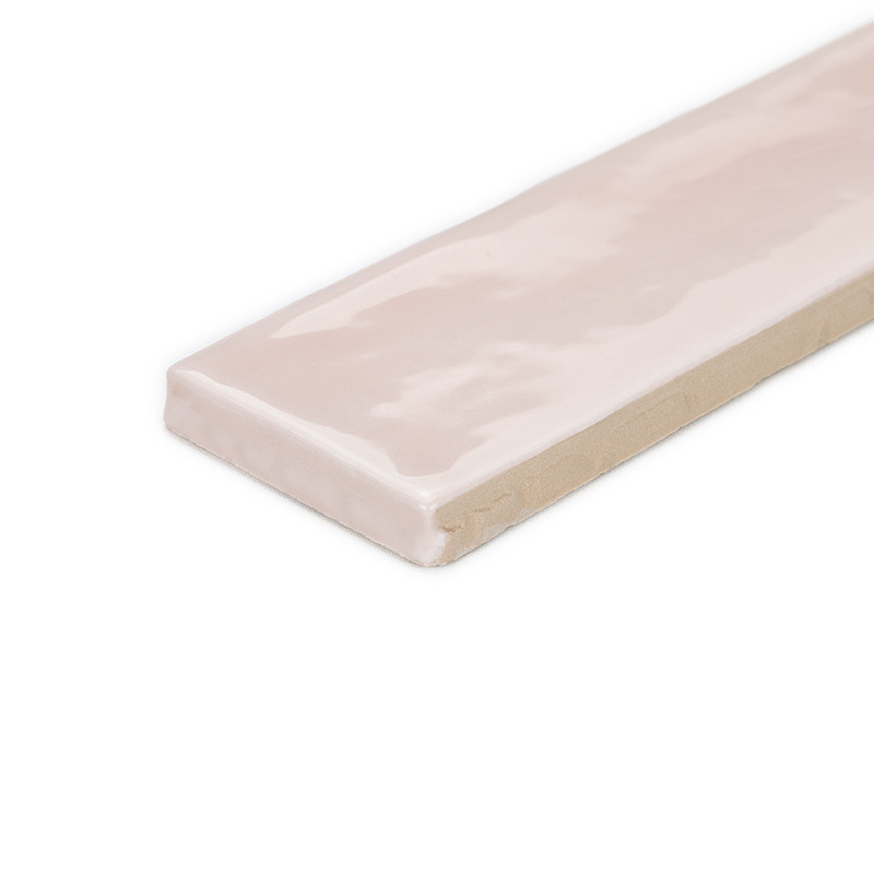 Een rechthoekige keramische tegel ligt op een witte achtergrond, met een glanzend, lichtroze oppervlak en beige randen, wat eenv