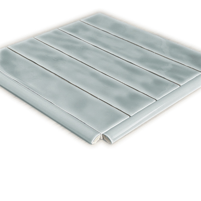 Azulejo esmaltado rectangular verde grisáceo con cinco bandas elevadas y juntas horizontales; primer plano sobre fondo blanco que muestra borde biselado y perfil de unión.