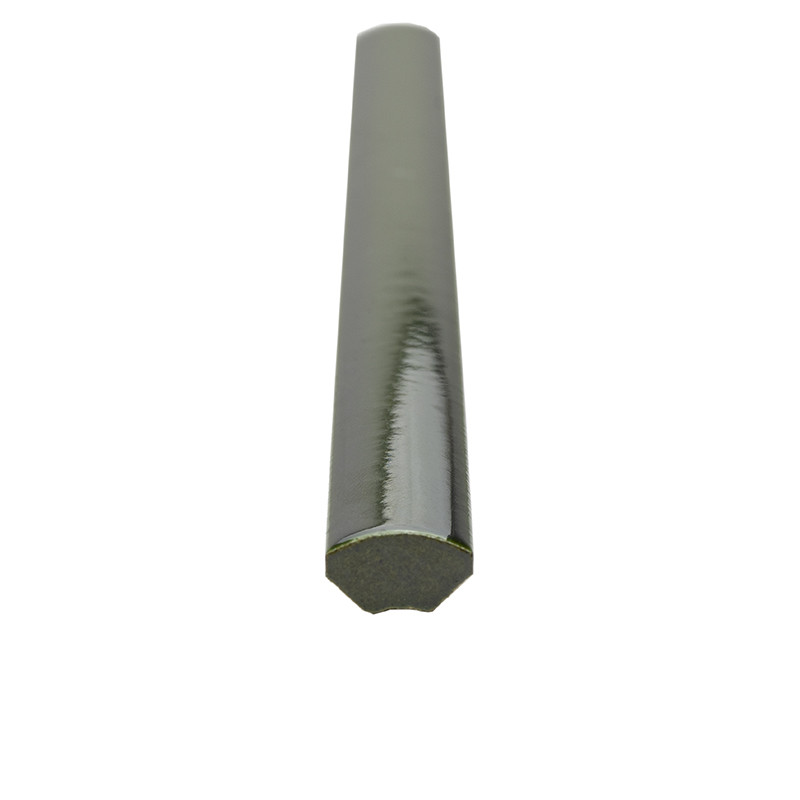 Profil de baguette de finition pour carrelage en céramique noire brillante, section hexagonale visible, posée isolée sur un fond blanc uniforme.